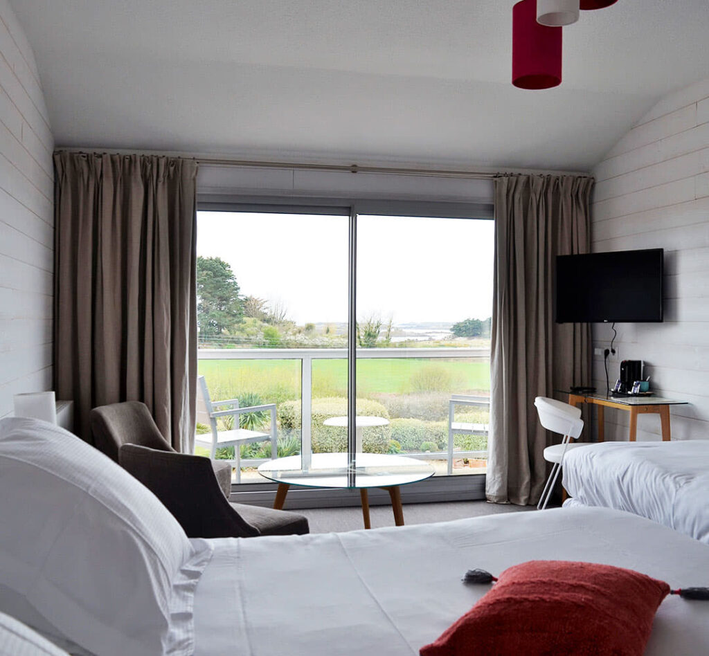 Ma chambre à l'hôtel Le Toëno, face à la mer, sur la Côte de Granit Rose en Bretagne.