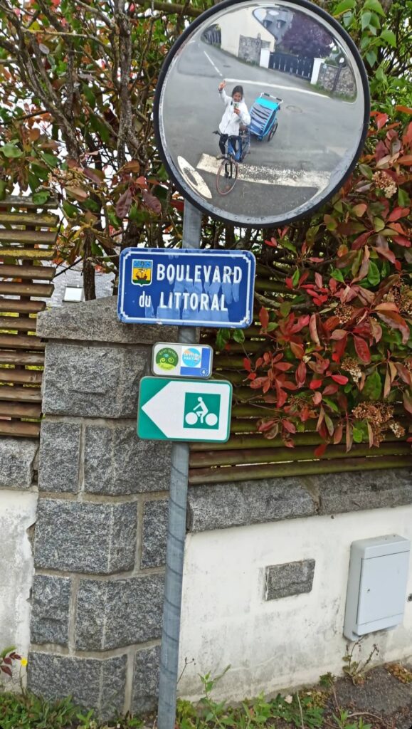 Selfie miroir à vélo en voyage en Bretagne. Et signalétique de la Vélomaritime !