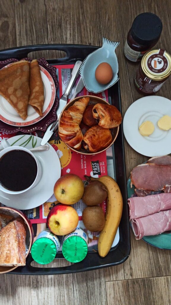 Au Kastell Dinec'h on ne rigole pas avec le petit déjeuner ! Parée pour une étape de voyage à vélo sur la Côte de Granit Rose via la Vélomaritime !