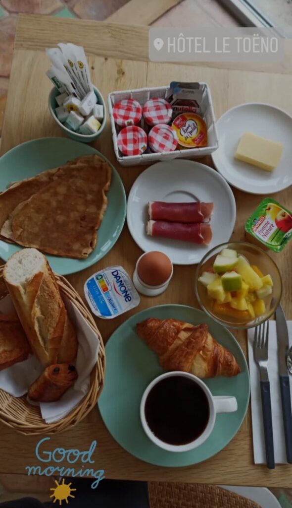 Petit déjeuner continental à l'hôtel avant une journée de randonnée sur le GR34 ou de voyage à vélo en Bretagne 