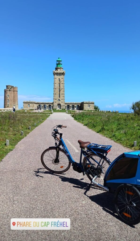 Vélo Kaouann devant le phare du Cap Fréhel en Bretagne