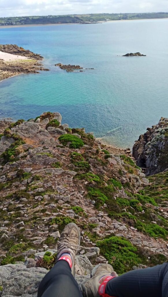 Petite pause face à l'eau émeraude au Cap d'Erquy sur la Vélomaritime en Bretagne