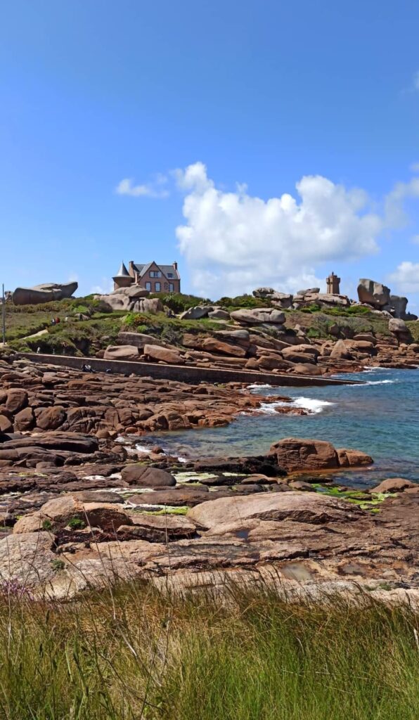 La Côte de Granit Rose et le célèbre phare de Ploumanac'h, magnifique à vélo ou en rando