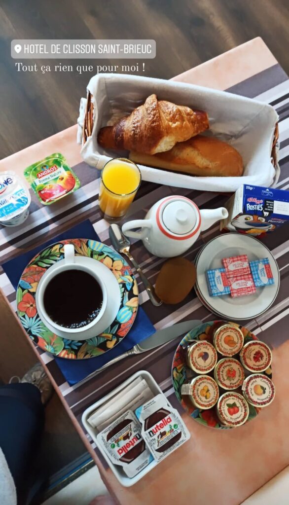 Petit déjeuner d'hôtel parfait pour prendre des forces pour un voyage à vélo