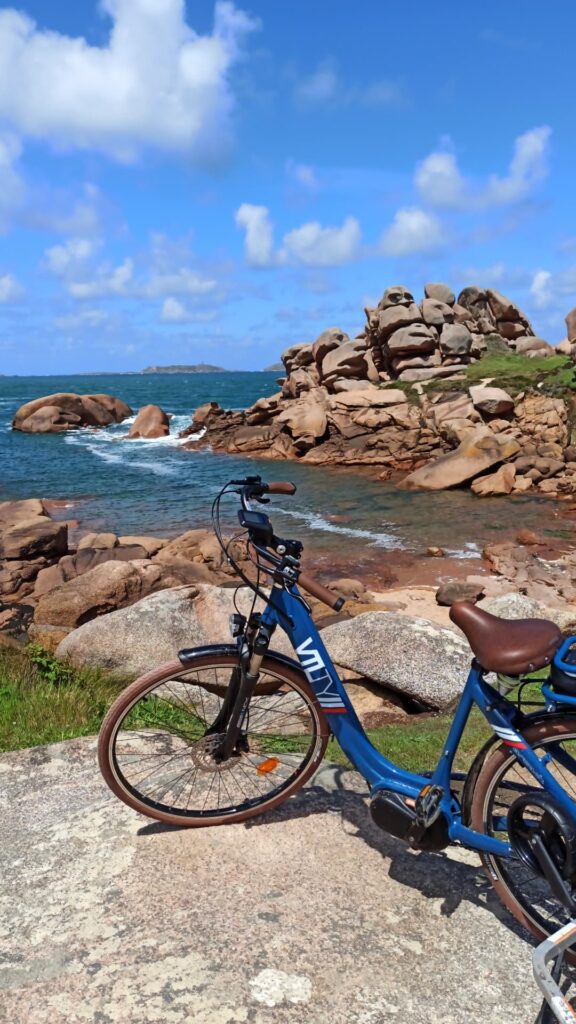 Mon beau vélo Kaouann sur la Côte de Granit Rose, lors d'une pause randonnée sur le GR34 au phare de Ploumanac'h