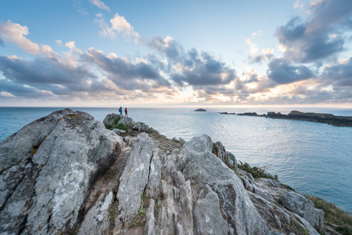 Randonnée en groupe sur la côte d'Emeraude